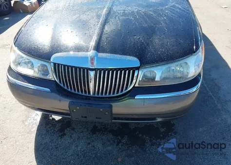 1999 Lincoln Town Car Signature z USA, uszkodzony, nr VIN 1LNHM82W7XY703870